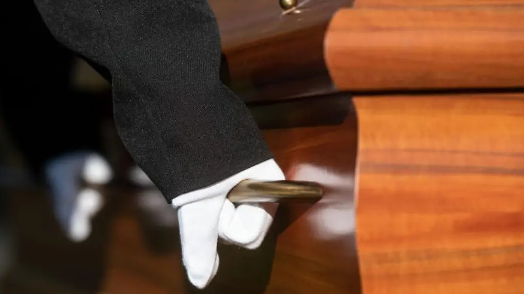 Sargtraeger-mit-weissen-Handschuhen-tragen-einen-Sarg