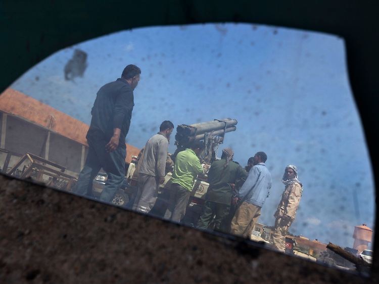Rebellen werden wie hier in Bengasi an Waffen ausgebildet.