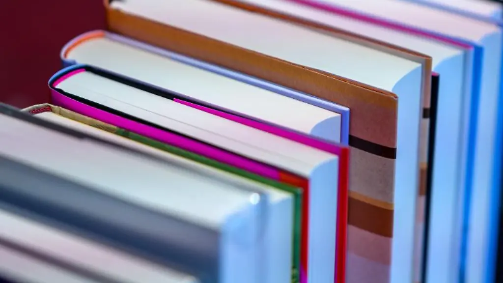 Romane-Sachbuecher-und-Kinderliteratur-stehen-in-einem-Buchladen