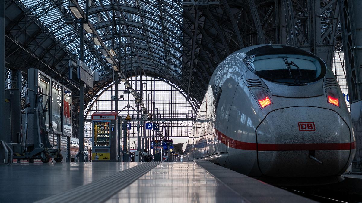 False evacuation alerts sound at stations in three German states