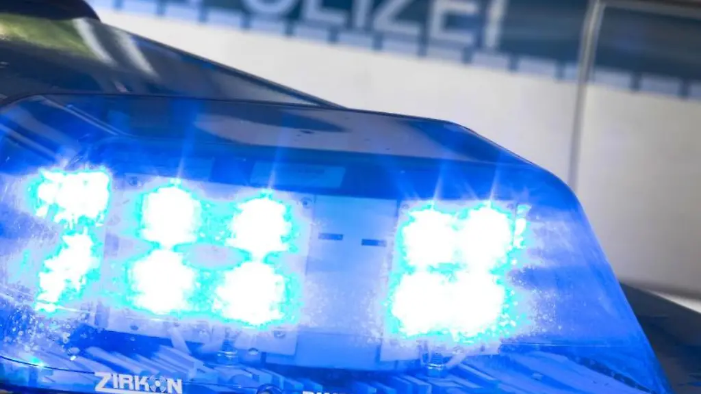 Ein-Blaulicht-leuchtet-auf-dem-Dach-eines-Polizeiwagens