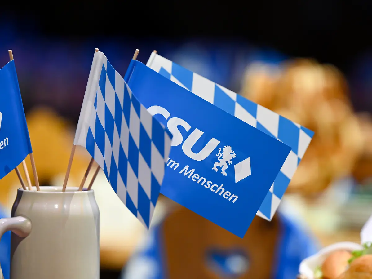 "Grenzen uns entschieden ab": CSU stellt sich auf Parteitag demonstrativ gegen AfD und Linke