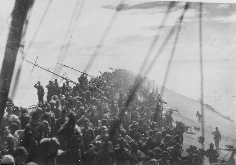 Lowering_the_flag_on_Zuikaku