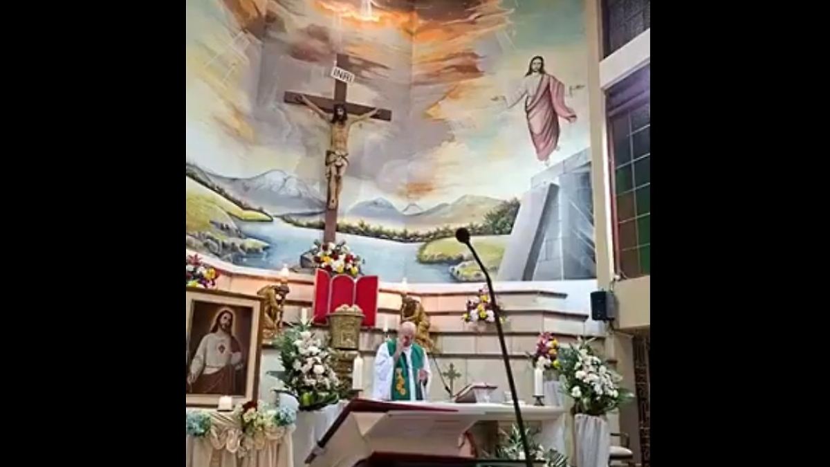 Photo: n-tv.de Priest Killed by Falling Crucifix During Live-Streamed Mass in Ecuador