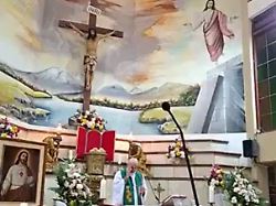 Live-Übertragung lief im Netz: Holzkreuz erschlägt Priester mitten in der Messe