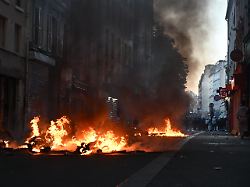 "Beispiellose Gewalt": Macron droht nach Ausschreitungen mit Demo-Verbot