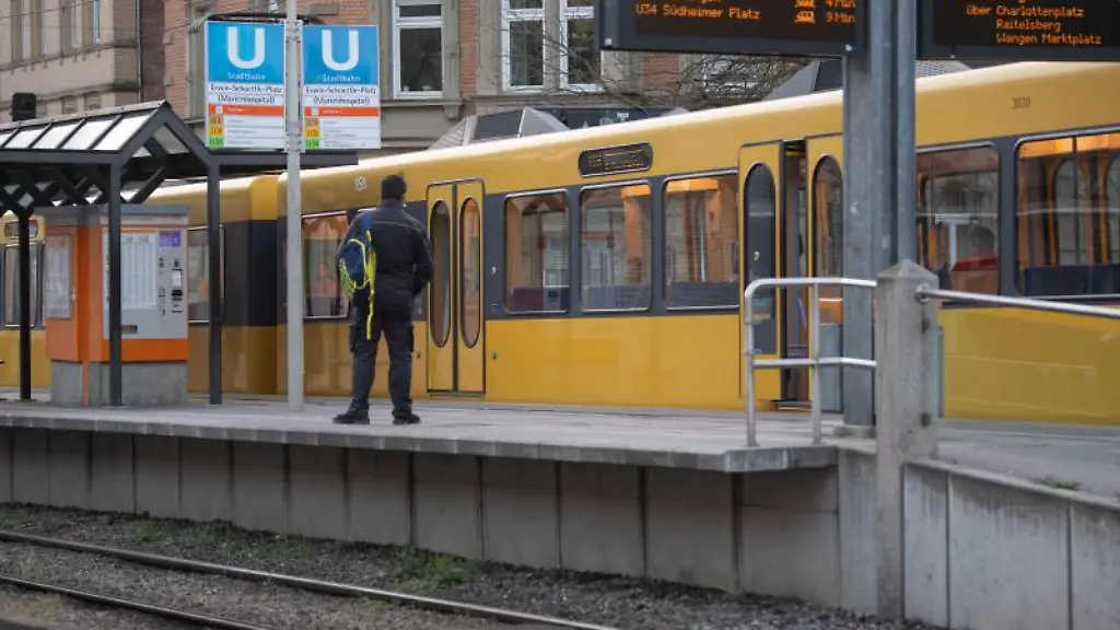 Ein-Mann-steht-an-einer-Stadtbahnhaltestelle-in-der-Innenstadt