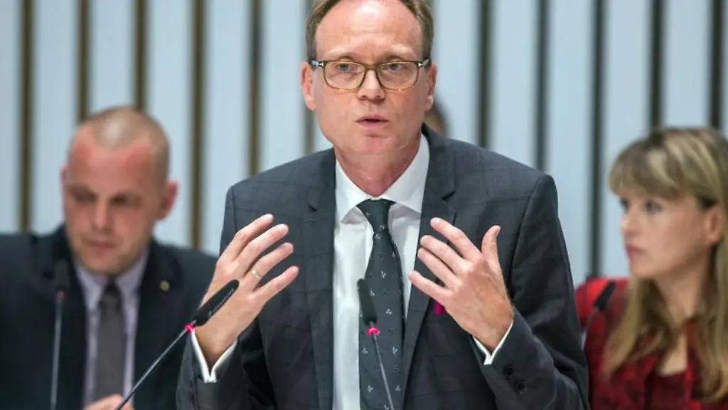 Landtagsabgeordneter-Jochen-Schulte-aus-der-Fraktion-der-SPD-waehrend-einer-Landtagssitzung-in-Schwerin