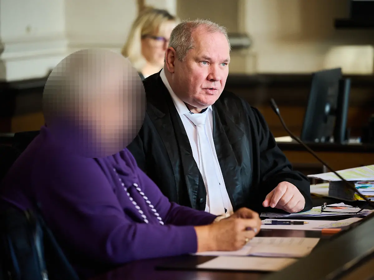 Baby bei Hausgeburt gestorben: Hebamme zu drei Jahren Haft verurteilt