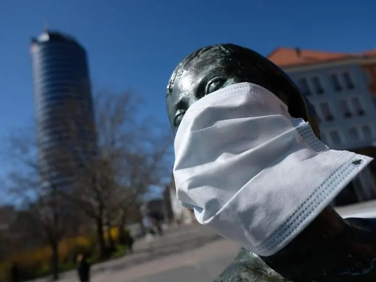 Unbekannte-haben-einer-Bronzeplastik-in-der-Jenaer-Innenstadt-einen-Mundschutz-umgelegt