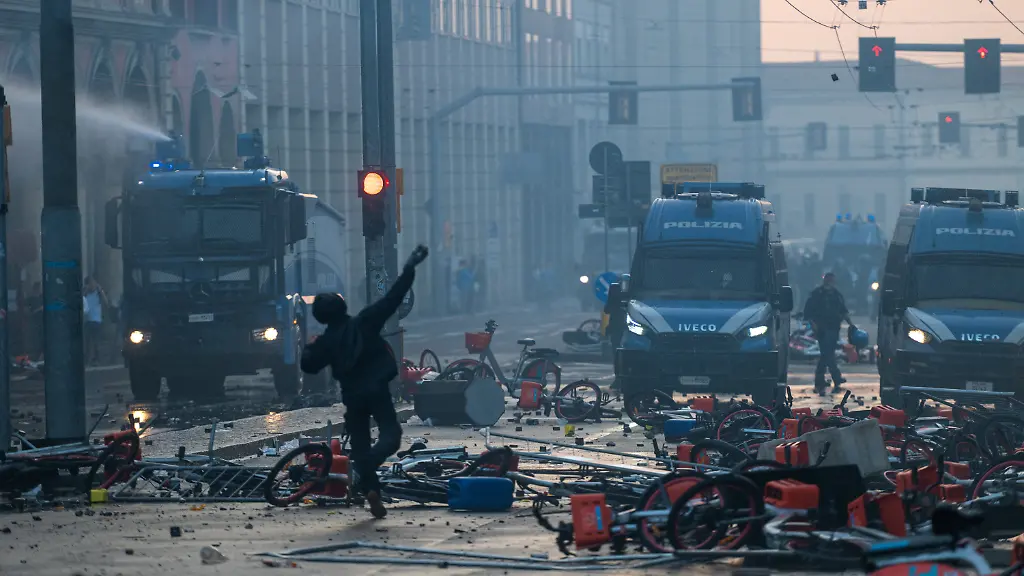 2026-10-17T182842Z_2008699065_RC245OA7P8Q2_RTRMADP_3_ITALY-PROTEST