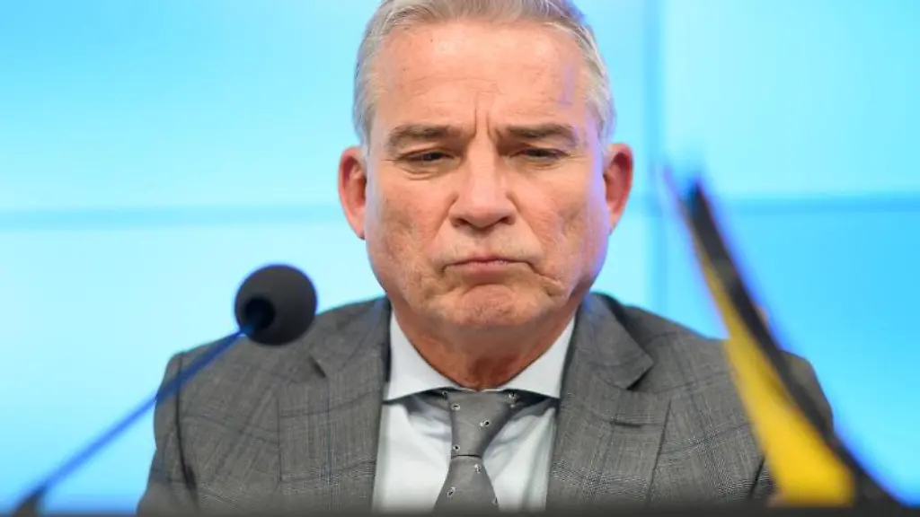 Thomas-Strobl-sitzt-bei-einer-Pressekonferenz