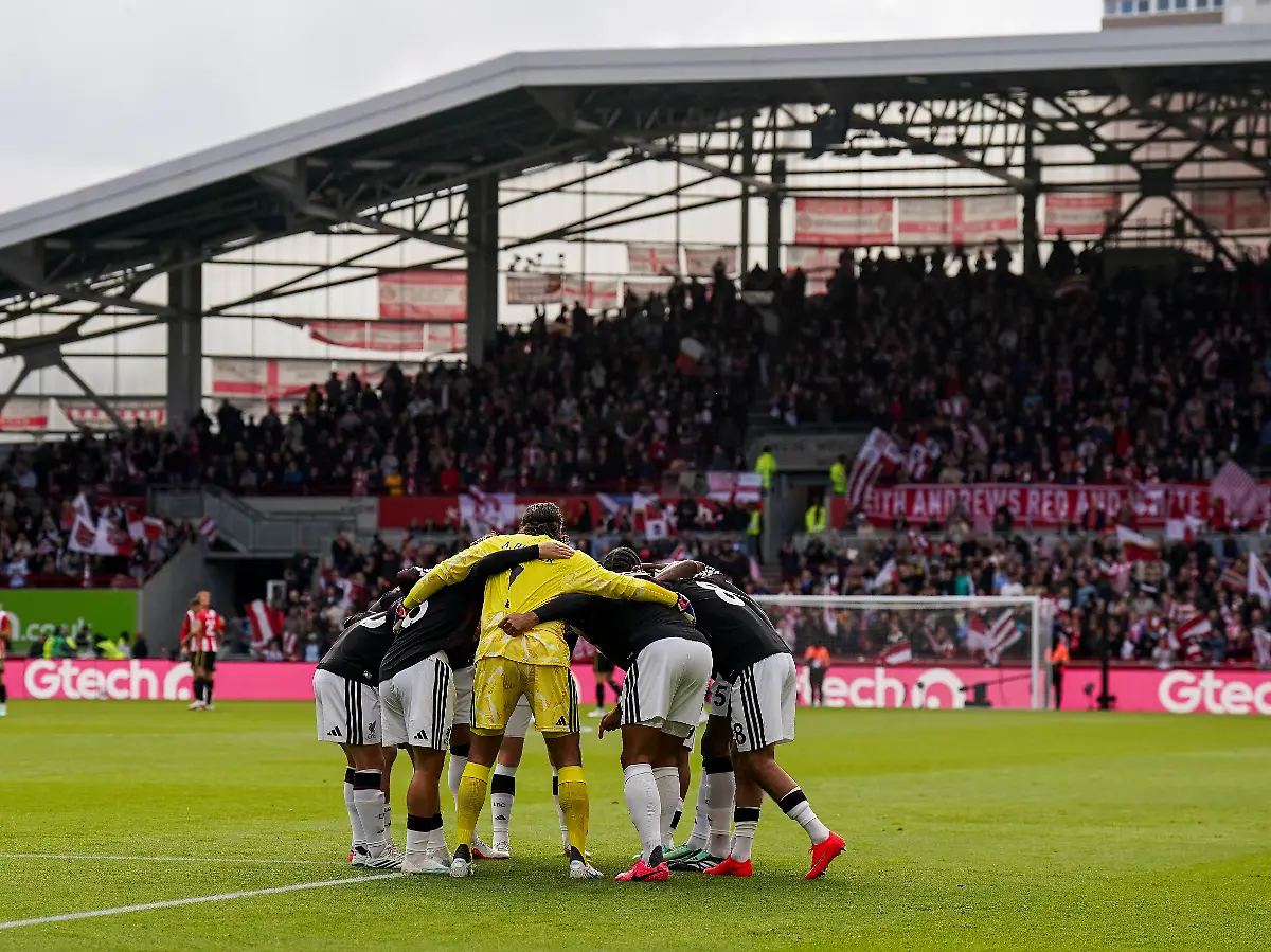 Rugby-Ei ins Stadion geschossen: Täter lachen: "Gefährlicher" Vorfall beschäftigt Brentford und die Polizei