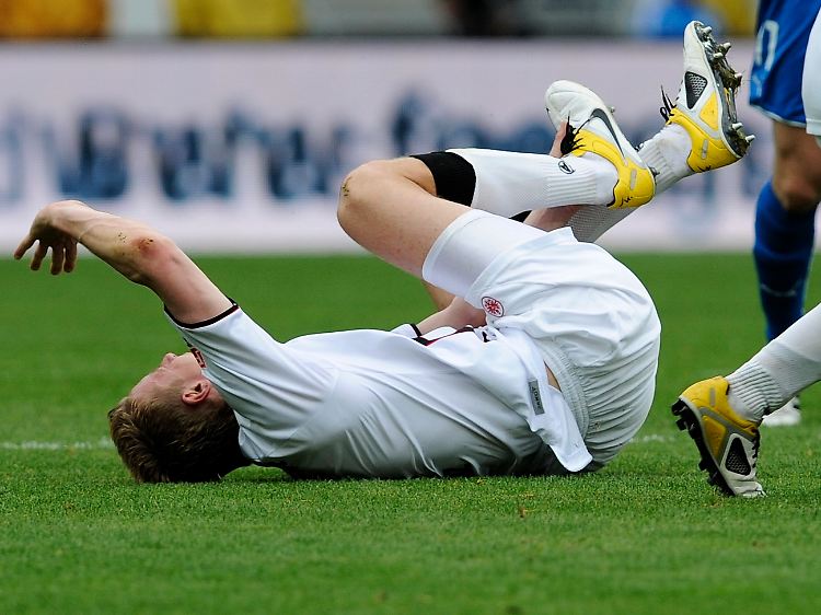 Fataler Tritt für den Treter: Franz krümmt sich nach Mlapas üblem Foul am Boden.