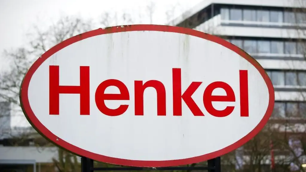Ein-Logo-der-Henkel-AG-auf-dem-Werksgelaende-in-Duesseldorf-Nordrhein-Westfalen