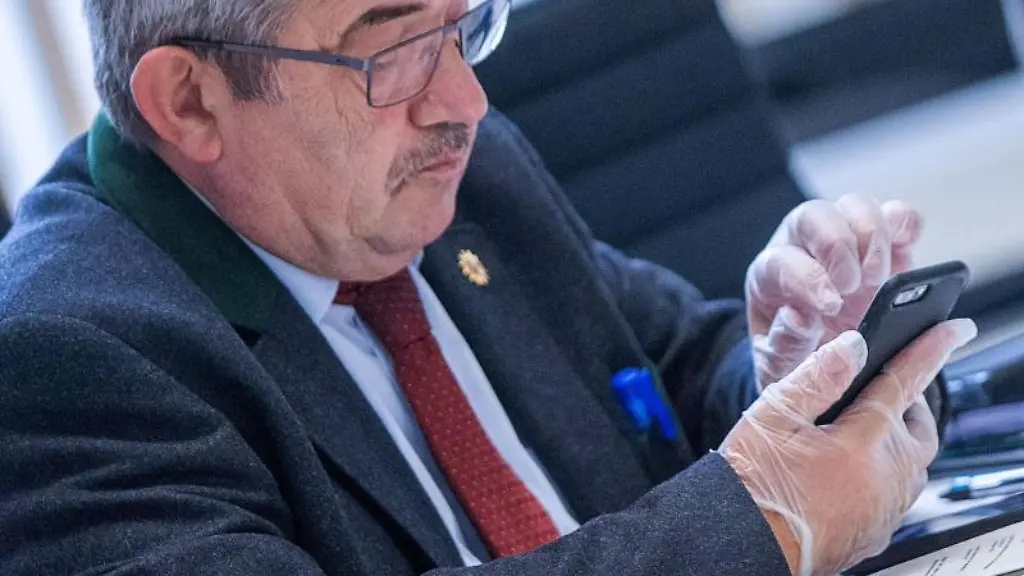 Lorenz-Caffier-CDU-der-Innenminister-von-Mecklenburg-Vorpommern-sitzt-im-Landtag