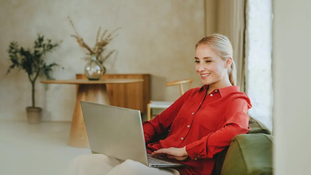 Fröhliche Frau am Laptop