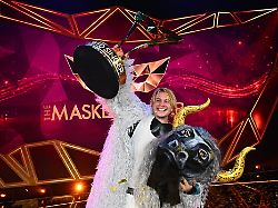 Darauf einen Aperol: Schweizer Sänger gewinnt "The Masked Singer"