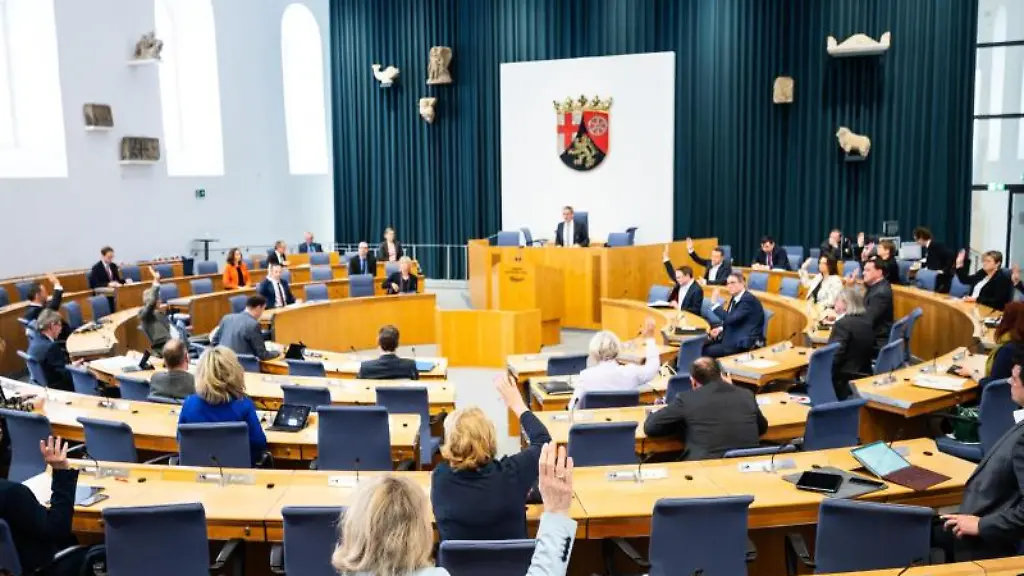 Die-Abgeordneten-stimmen-im-Landtag-von-Rheinland-Pfalz-ab
