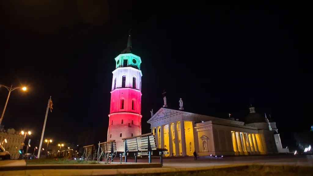 Italienische-Nationalfarben-in-Litauen-Mit-finanzieller-Solidaritaet-ist-es-in-der-Corona-Krise-in-Europa-nicht-weit-her