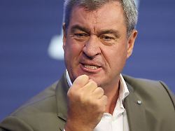 CSU fest im Sattel: Söder nutzt Merz' Abwärtstrend für neuen Aufstieg