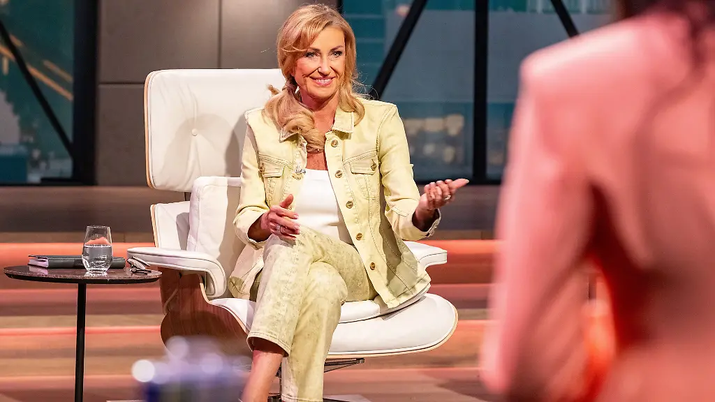 Zu Beginn des Auftritts der meinhaus.digital-Gründer ist Löwin Dagmar Wöhrl noch bester Laune - Quelle RTL
