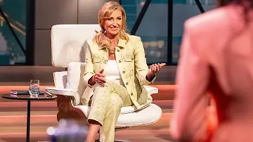 Zu Beginn des Auftritts der meinhaus.digital-Gründer ist Löwin Dagmar Wöhrl noch bester Laune - Quelle RTL