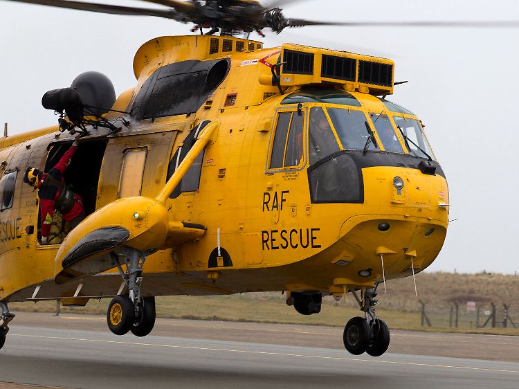 ... eines Rettungshubschraubers von der Luftwaffen-Basis RAF Valley auf Anglesey zu einer MIRG-Übung (Marratime incident responce group). (Bild vom 22. Januar 2011)