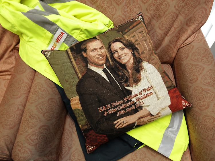 Geschenk seiner fliegenden Kollegen in Anglesey: da hat sich Prinz William bestimmt sehr gefreut.