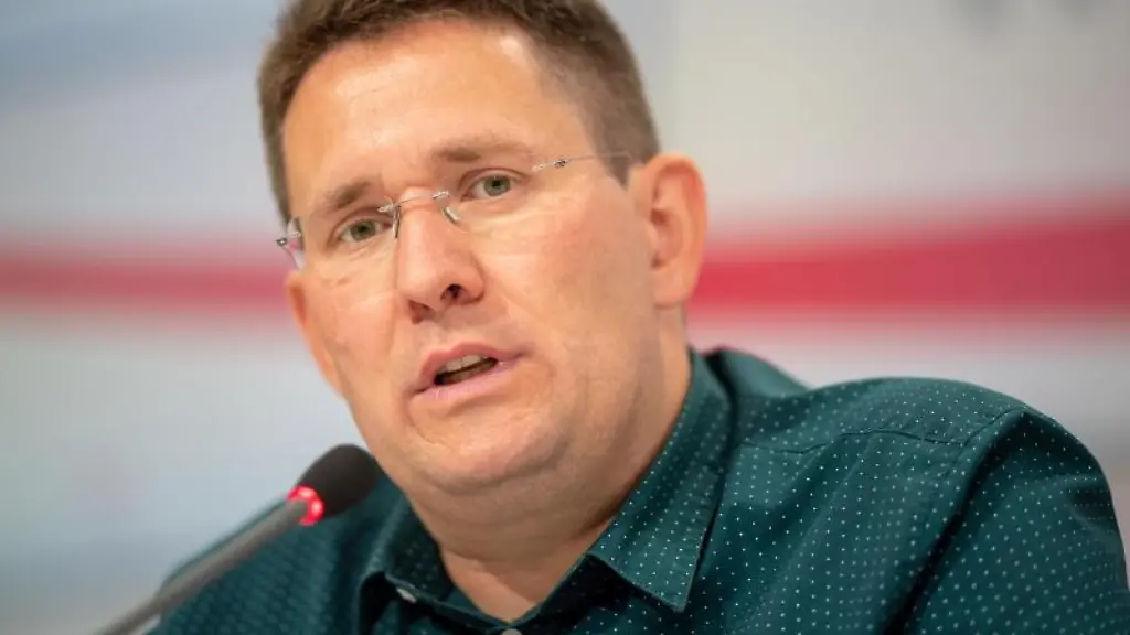 Peter-Vida-Vorsitzender-der-Landtagsfraktion-von-BVB-Freie-Waehler-in-Brandenburg-vor-der-Presse