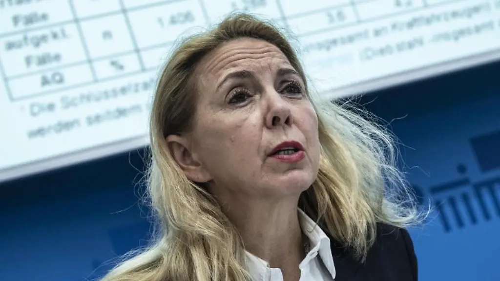 Berlins-Polizeipraesidentin-Barbara-Slowik-spricht-auf-einer-Pressekonferenz