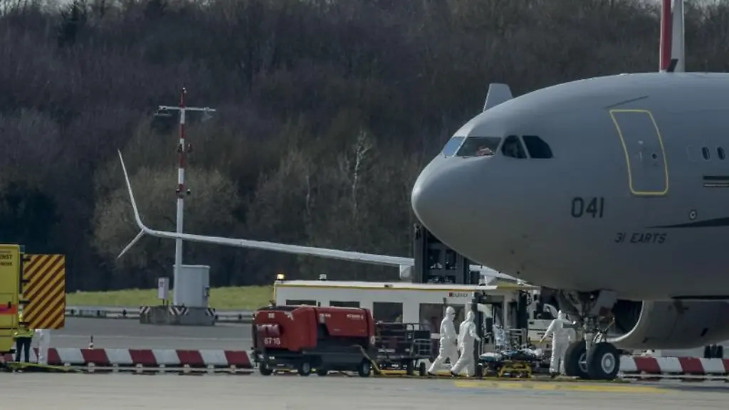 Ein-Airbus-A330-der-franzoesischen-Luftwaffe-auf-dem-Hamburger-Helmut-Schmidt-Flughafen
