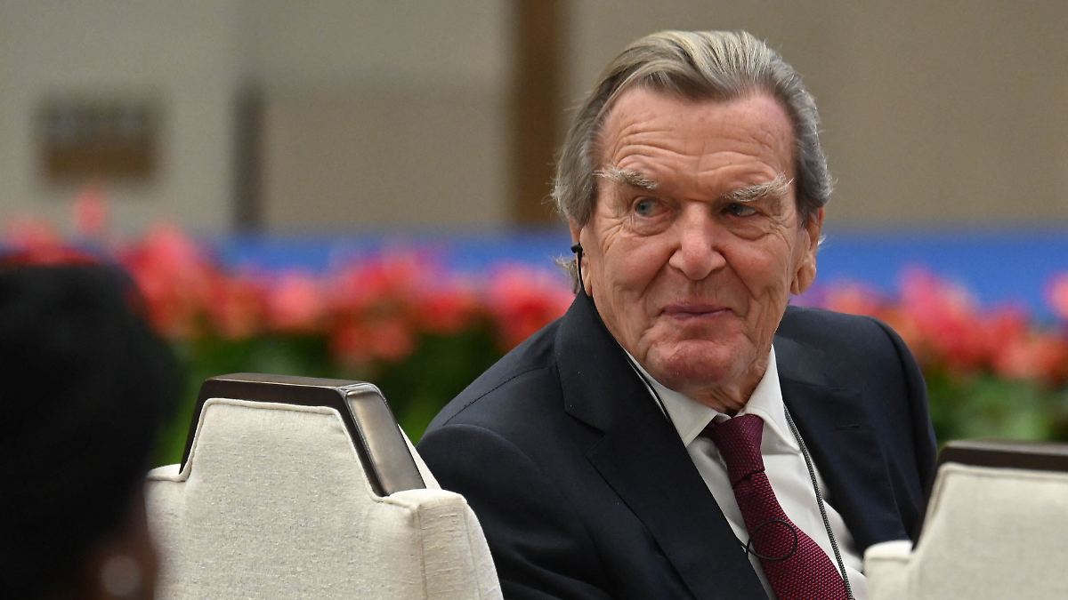 Gerhard Schröder attends global governance forum in China