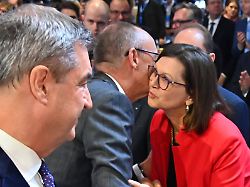 P-Frage treibt Union um: Merz erwähnt Aigner - und der Saal tobt
