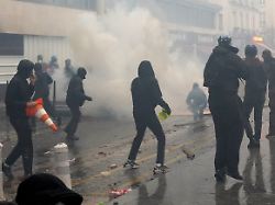 Plünderungen in mehreren Städten: Frankreichs Polizei setzt Tränengas gegen gewalttätige Demonstranten ein