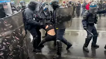 WEB Polizeigewalt.00_00_24_07.Still001