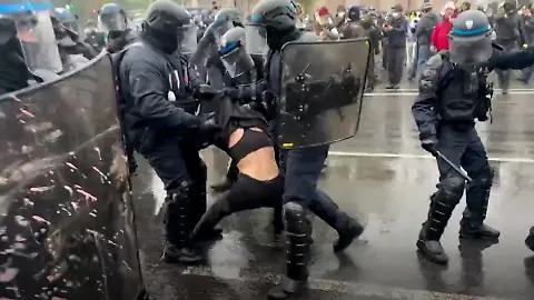WEB Polizeigewalt.00_00_24_07.Still001
