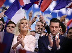Rechtsnationale in Umfragen vorn: Le Pen startet nach Pariser Krawallen als Favoritin in den Wahlkampf