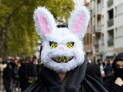 "Es wird wieder kompliziert": Frankreich wappnet sich für landesweite Unruhen an Halloween