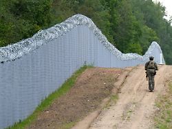 Mit Werkzug zur Grenze: Lettland: Belarus drängt illegale Migranten zu Sabotage
