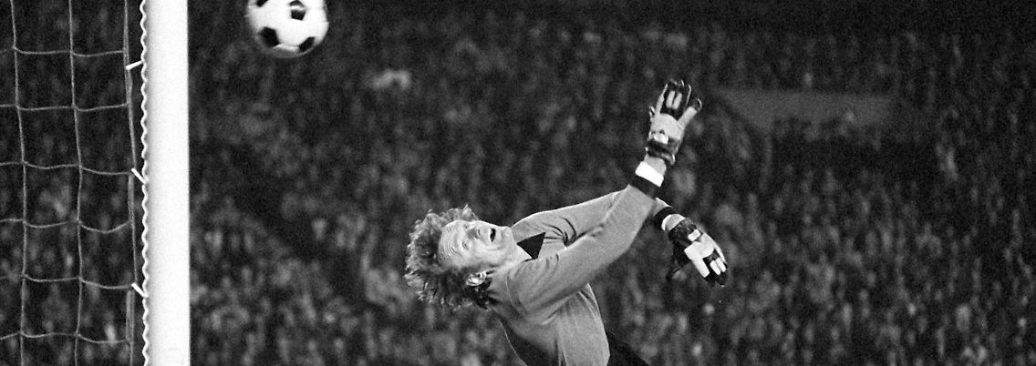 Sepp Maier hechtet am 23.02.1977 beim Länderspiel im Pariser Prinzenparkstadion gegen Frankreich vergebens nach dem Ball. Der Schuss des französischen Stürmers Rouyer schlägt ein zur 1:0-Führung der Gastgeber.