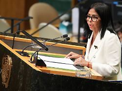 "Es gibt ja hier Flughäfen": Venezuelas Übergangspräsidentin wirft Machado "inszenierte Show" vor
