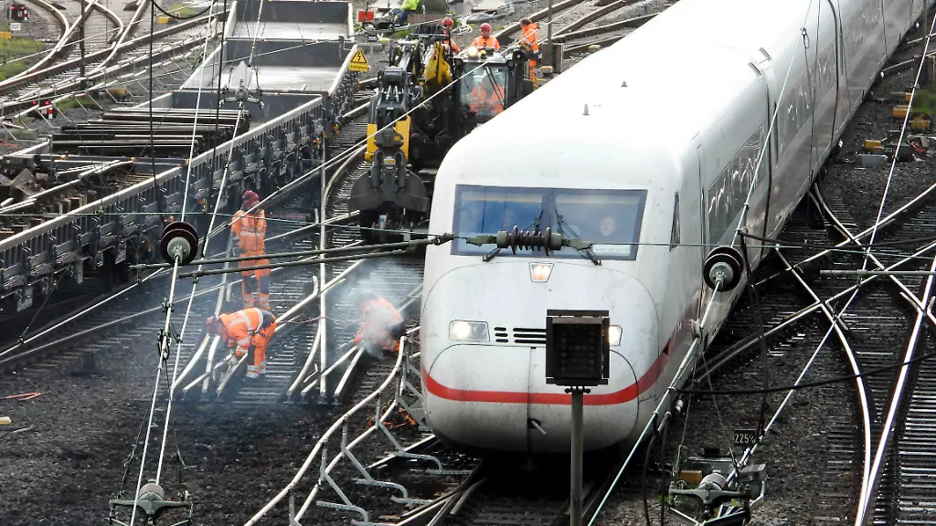 628041232