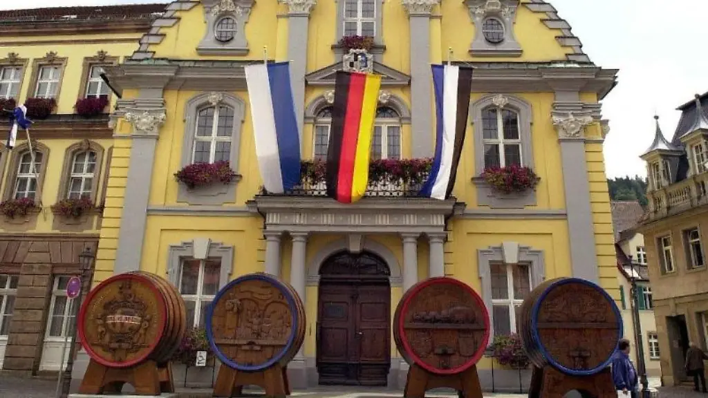 Das-fahnengeschmueckte-Rathaus-in-Kulmbach