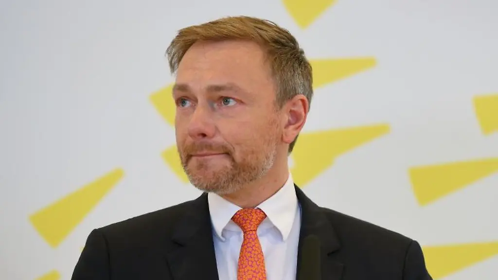Christian-Lindner-Vorsitzender-der-FDP-steht-im-Deutschen-Bundestag