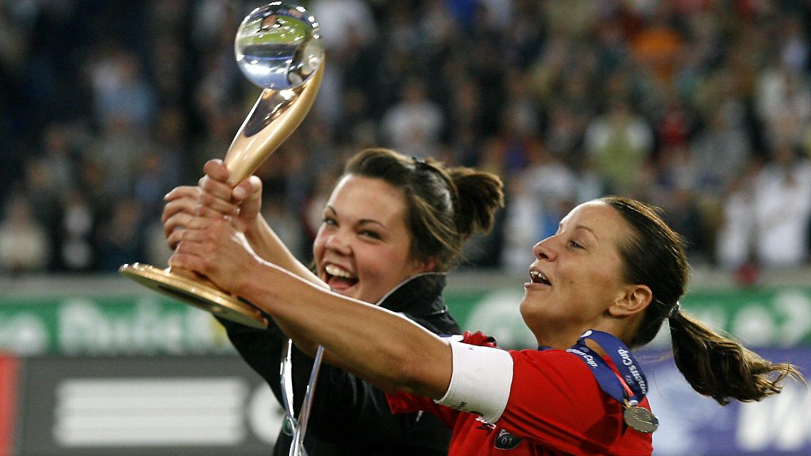 Einen Pottl haben sie ja schon: Duisburgs Spielführerin Inka Grings, reshts, ihre Kollegin Marina Hegering und der Uefa-Pokal.