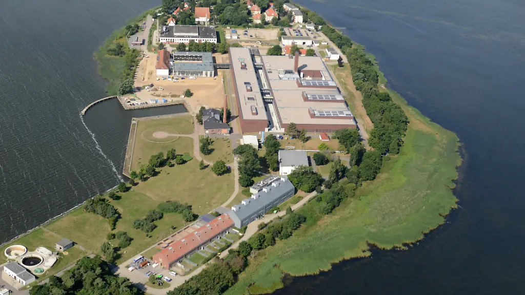 Das-Institutsgelaende-erstreckt-sich-ueber-fast-die-gesamte-Insel-Riems-im-Greifswalder-Bodden
