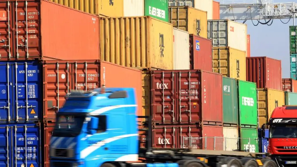 Am-Containerhafen-in-Duisburg-Ruhrort-werden-Container-verladen