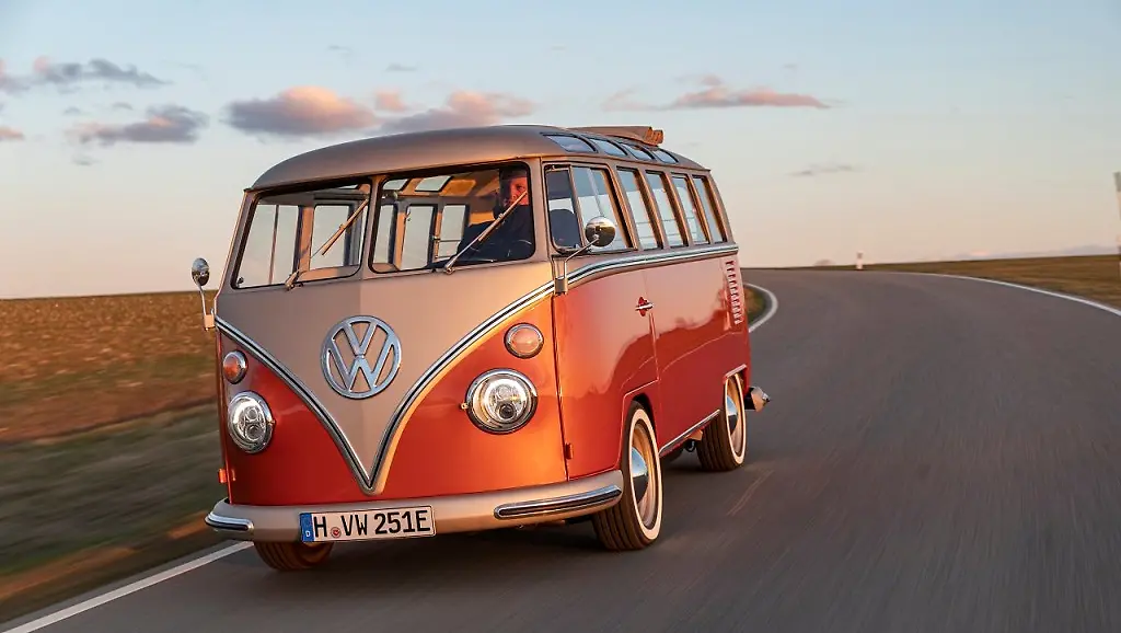 eClassics-Bulli-auf-Fahrt-in-der-Abendsonne-vw-bulli-elektro-elektro-bulli-e-bulli-vw-e-bulli-elektro-kaefer-bulli-elektro-elektro-bulli