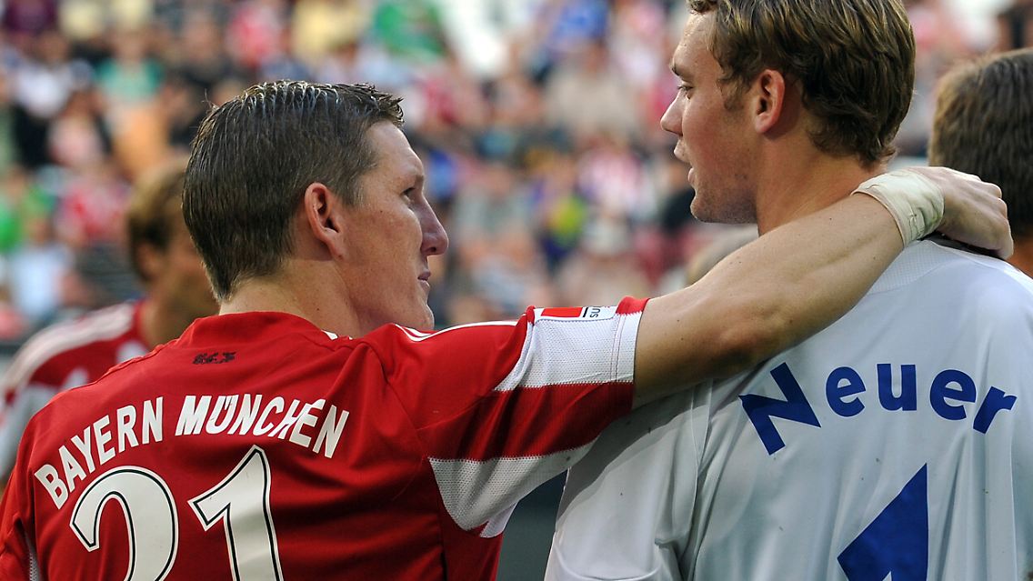 Tschüss Schalke: Manuel Neuer verlässt Gelsenkirchen. Wann und wohin, ist allerdings offiziell noch nicht klar. Viel spricht aber dafür, dass er demnächst mit Bastian Schweinsteiger in einer Mannschaft spielt.
